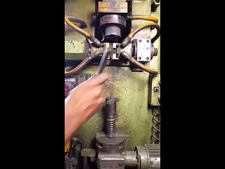 pakistani masters produce valve on our soviet machines, golden hands in hard workers. | @videfunny